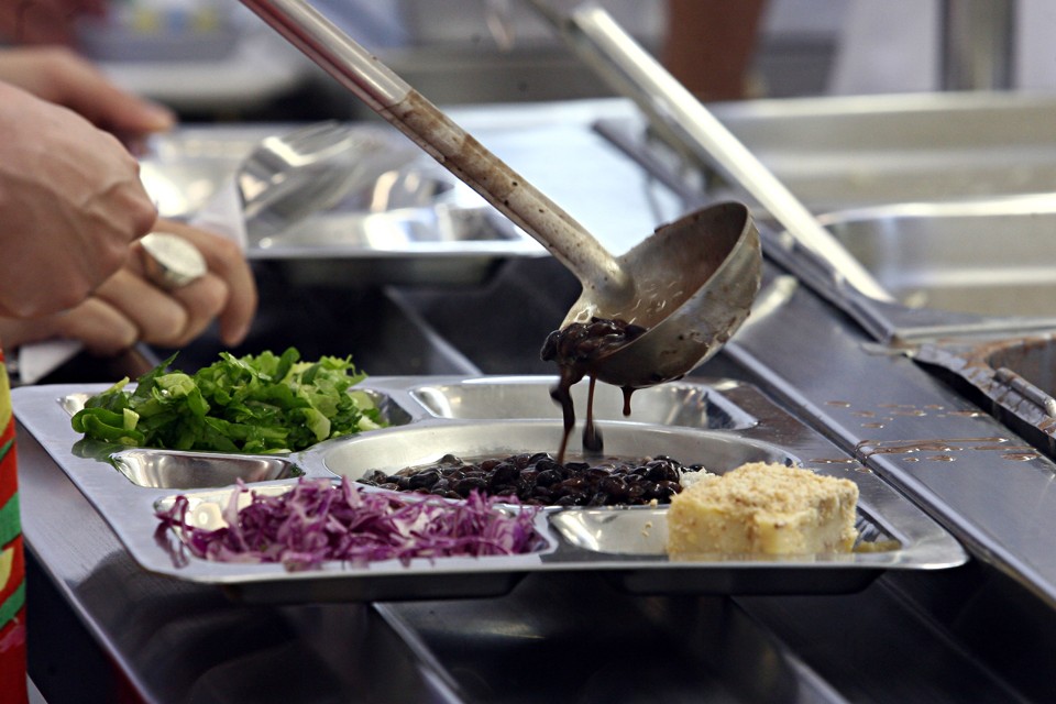 Cardápio enxuto: restaurantes da UFPR estão sem carne e hortifrutigranjeiros