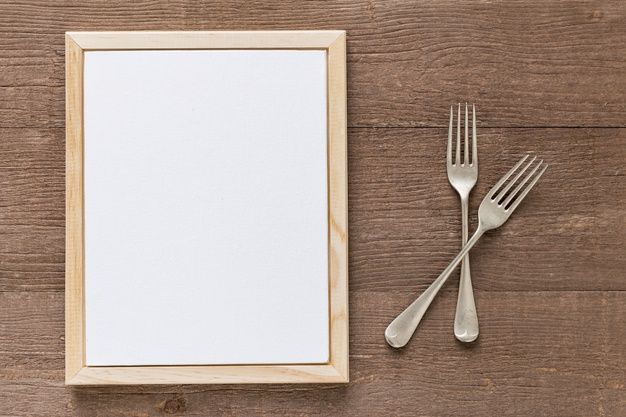 Postura plana de papel de menu em branco com talheres na superfície de  madeira | Foto Grátis | Cardapio para almoço, Smoothie de morango, Criar  cardapio - cardapio em branco