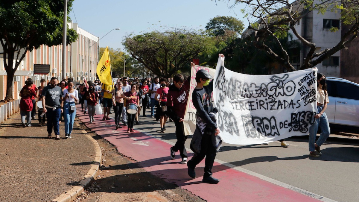 Grupo protesta contra demissões no bandejão da Unicamp, em Campinas |  ACidadeON Campinas Cotidiano