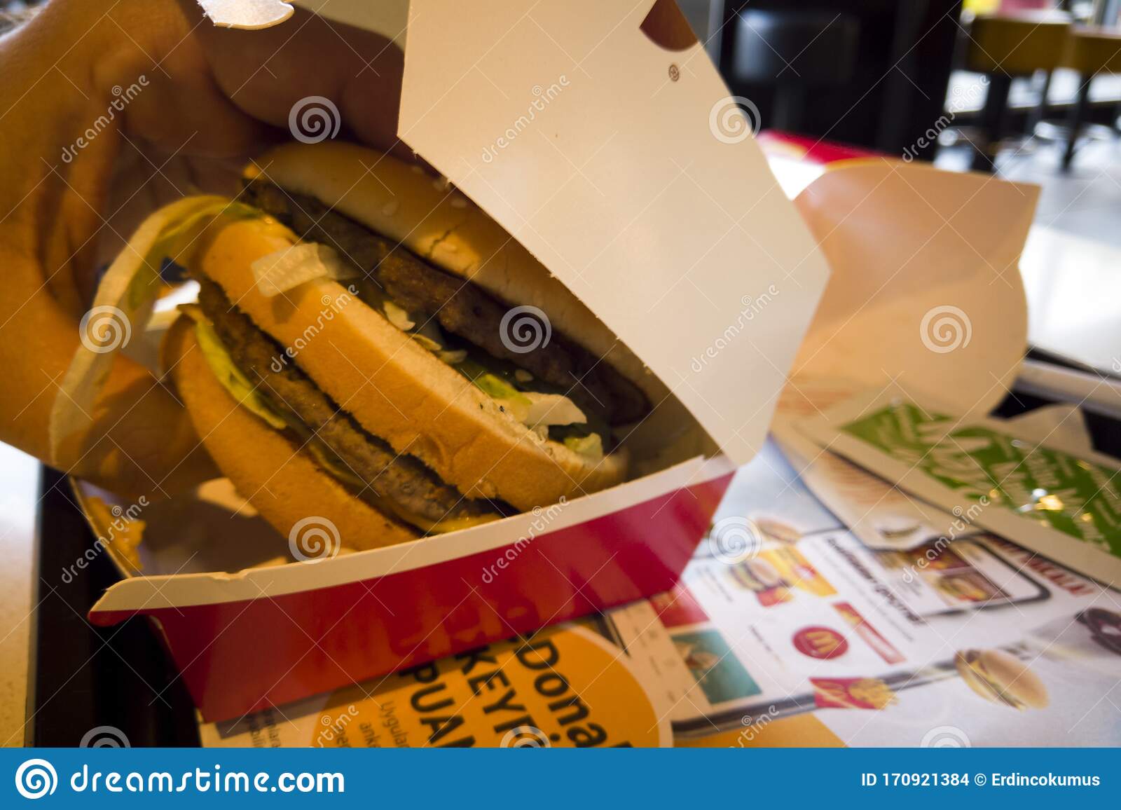 Homem Comendo Seu Cardápio Mac No Restaurante Mc Donalds Imagem de Stock  Editorial - Imagem de donald, comer: 170921384
