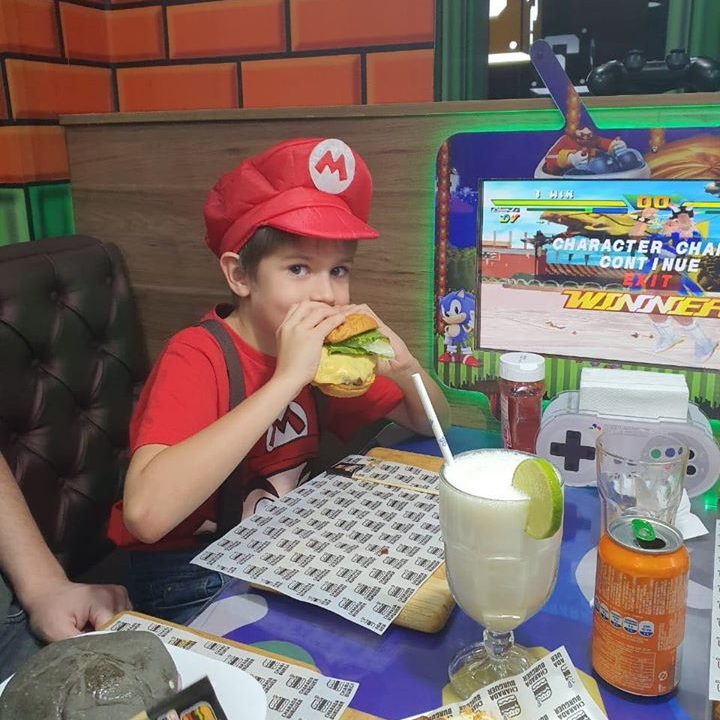 São Paulo para crianças - Com ambiente inspirado em Mario Bros, Charada  Burguer reúne hambúrgueres gourmets e videogames